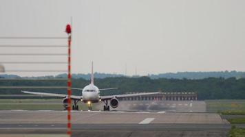 landingsbaan op de luchthaven van dusseldorf video