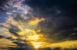 puesta de sol nubes cielo hermoso por la noche en el norte de tailandia foto