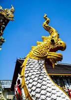 escultura naga serpiente decoración en el techo arquitectura tailandés foto
