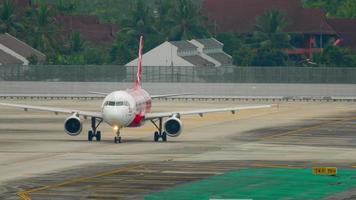 avión de airasia en el aeropuerto de phuket video