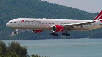 Boeing 777 Royal Flight landing video