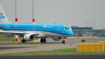 KLM Cityhopper Embraer 190 taxiing video