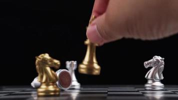 gros plan de la main masculine déplaçant les échecs du roi d'or pour vaincre l'adversaire, jeu d'échecs. concept de leader et de travail d'équipe pour le succès. solutions d'affaires, stratégie de réussite. video