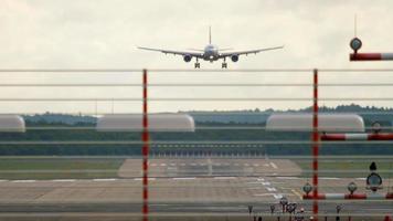 aereo di linea in arrivo per l'atterraggio video