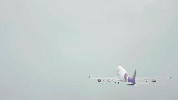 Boeing 747 Thai Airways fliegt weg video