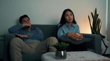 las parejas asiáticas están cansadas de ver películas. foto