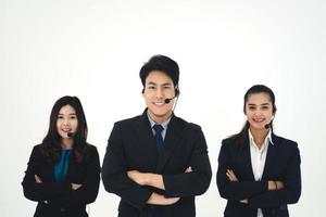 retrato de sonrisa positiva personal de negocios joven equipo de centro de llamadas asiático mujer y hombre foto