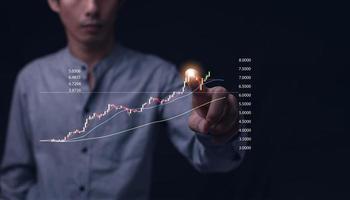 gráfico de negociación de acciones, inversión, gráfico financiero criptográfico con gráfico de velas de línea de tendencia alcista en el mercado de valores foto