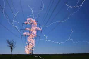 pilón de electricidad en llamas con muchos relámpagos brillantes los precios de la electricidad aumentan debido a la inflación foto