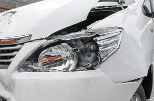 accidente automovilistico vehiculo destruido foto