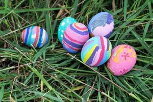 huevos de Pascua en hierba verde. enfoque selectivo. foto