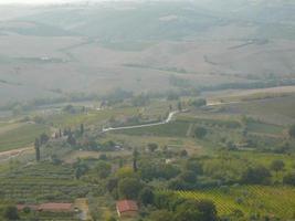 panorama de las colinas, montepulciano en toscana, italia foto