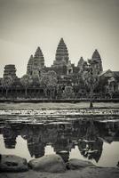 vista vertical de angkor wat, el sitio del patrimonio mundial de la unesco en siem reap, camboya. estilo monocromático. foto