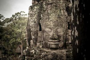 el misterio de la cara de bayon en el templo bayon de angkor thom en la provincia de seam reap, camboya. foto