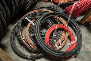 grupo de un cable eléctrico en almacén. foto