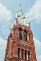 la torre de agujas de la catedral de la santísima trinidad en yangon, myanmar. foto