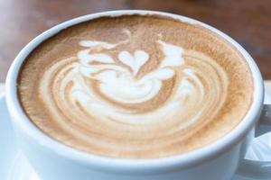 primer plano de latte art en la superficie de una taza de café. foto