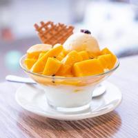 hielo raspado de mango fresco con una bola de helado y salsa de jugo en el restaurante de verano, estilo de vida, comida popular en taiwán, de cerca. foto