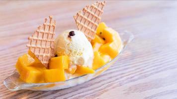 hielo raspado de mango fresco con una bola de helado y salsa de jugo en el restaurante de verano, estilo de vida, comida popular en taiwán, de cerca.