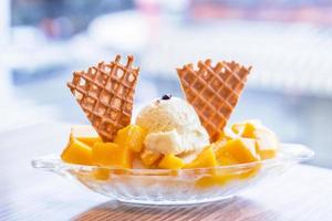 hielo raspado de mango fresco con una bola de helado y salsa de jugo en el restaurante de verano, estilo de vida, comida popular en taiwán, de cerca. foto