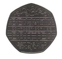 Moneda de 50 peniques, reverso, moneda del Reino Unido aislada sobre blanco foto