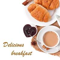 desayuno con café y croissants recién hechos foto