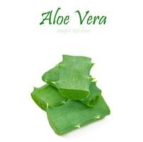 hojas de aloe vera y rodajas aisladas sobre fondo blanco foto