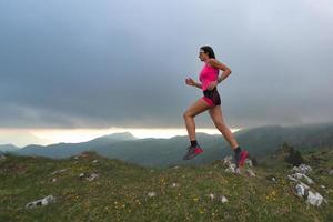 carrera de senderos en las colinas. una mujer atleta foto