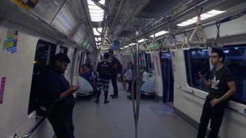 Passagers dans une rame de métro à Singapour