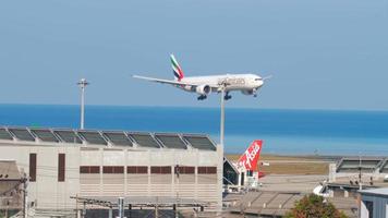 emiratos boeing 777 aterrizaje video
