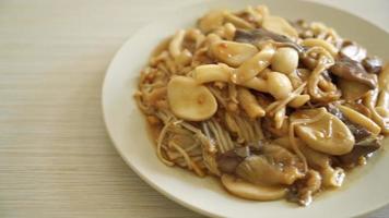 Gebratener gemischter Pilz mit Austernsauce - gesunder Essensstil video