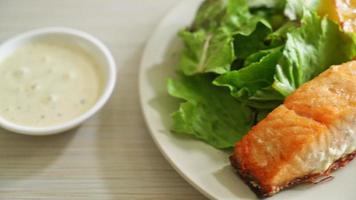 trancio di salmone fritto fatto in casa con limone e verdura - stile alimentare sano video
