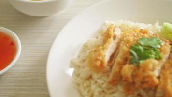 arroz cozido no vapor com frango frito ou arroz de frango hainanese - estilo de comida asiática video
