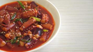 ojing-o-bokeum - calmars ou poulpes sautés avec sauce épicée coréenne - style coréen video