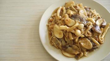 Stir fried mixed mushroom with oyster sauce - Healthy food style video