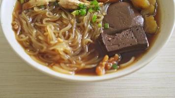 Fideos de pollo guisados en un tazón de sopa marrón - estilo de comida asiática video