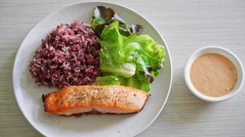 steak de filet de saumon grillé avec baies de riz et légumes - style d'aliments sains video