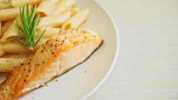 filé de salmão grelhado com macarrão penne molho de creme de tomate video