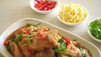 Revuelva pescado frito con apio chino - estilo de comida asiática video