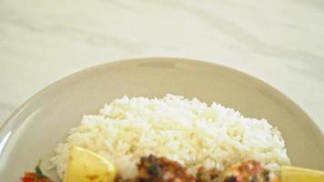 Jerk Shrimps oder gegrillte Shrimps nach Jamaica-Art mit Zitrone und Reis