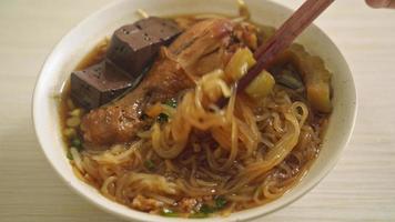 nouilles au poulet cuit dans un bol de soupe marron - style cuisine asiatique video