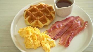 oeuf brouillé avec bacon et gaufre pour le petit déjeuner video