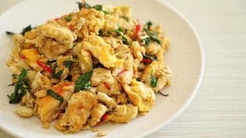 huevo salteado con albahaca tailandesa y chile - estilo de comida asiática video