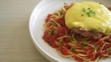 molho de tomate espaguete com hamburguer e queijo