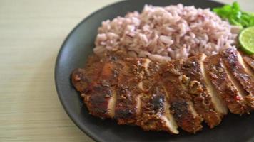 poulet jerk jamaïcain grillé épicé avec du riz - style de cuisine jamaïcaine video