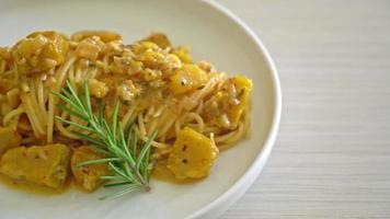 pâtes à spaghetti à la citrouille sauce alfredo - style de cuisine végétalienne et végétarienne video