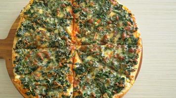 Pizza de espinacas y queso en bandeja de madera - estilo de comida vegetariana y vegana video