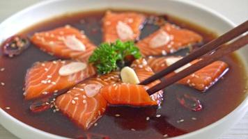 Shoyu marinado con salmón o salsa de soja en escabeche con salmón al estilo coreano