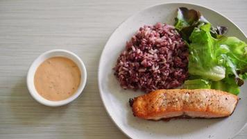 filete de salmón a la parrilla con bayas de arroz y vegetales - estilo de comida saludable video