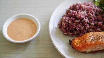filete de salmón a la parrilla con bayas de arroz y vegetales - estilo de comida saludable video
